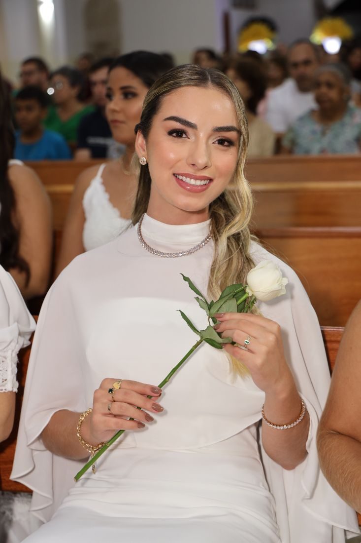 Formanda em retrato antes da celebração do culto