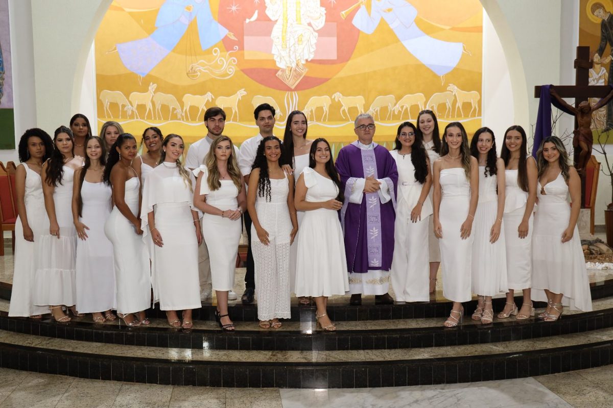 Turma reunida com o celebrante · Culto ecumênico