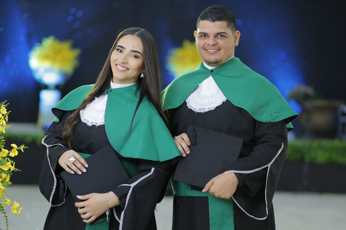 Casal em pé · Fotos de convite
