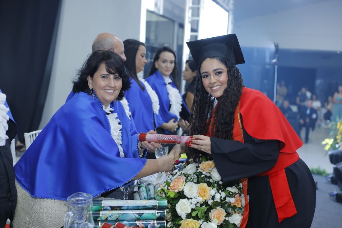 Entrega do canudo na mesa da cerimônia