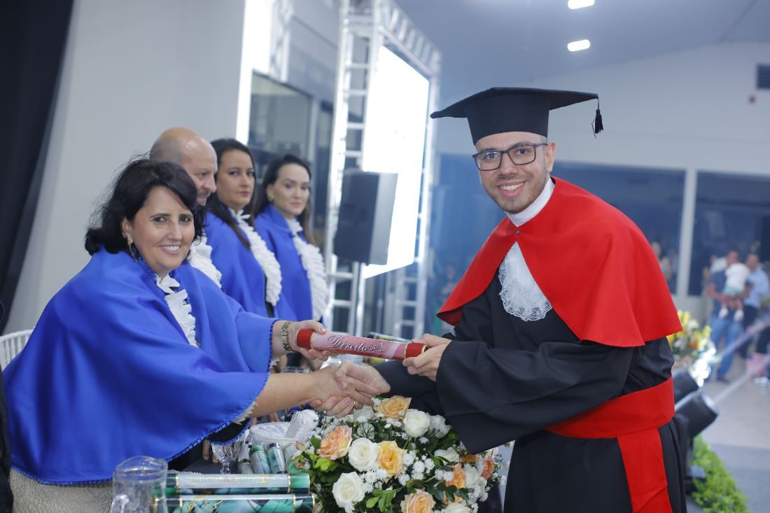 Saída com confete · Colação de grau
