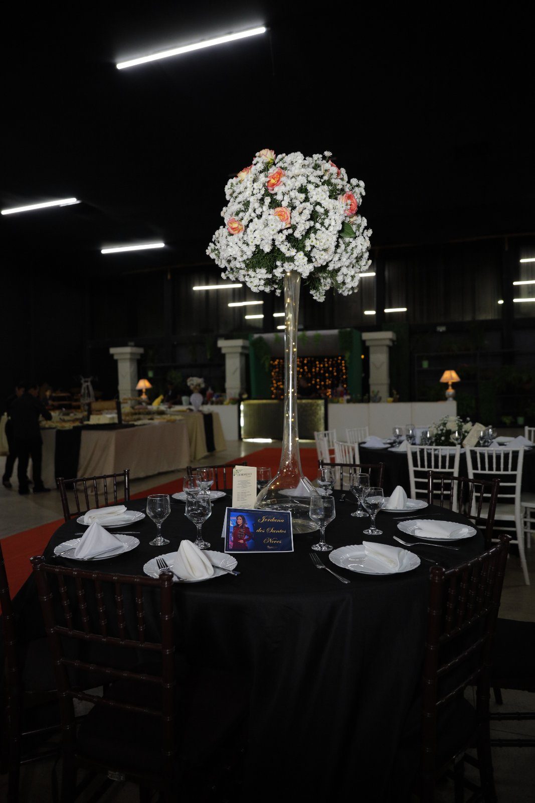Arranjo alto na mesa dos formandos · Baile de gala