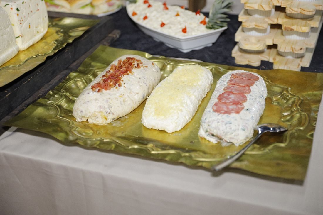 Bandeja de patês e queijos · Baile de gala