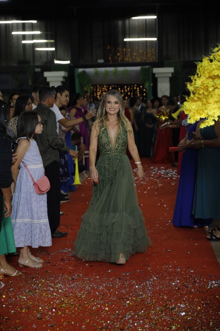 Formanda entrando pela passarela do baile