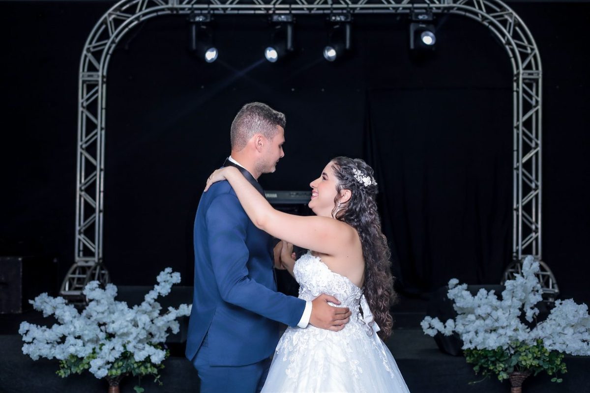 Primeira dança dos noivos no palco