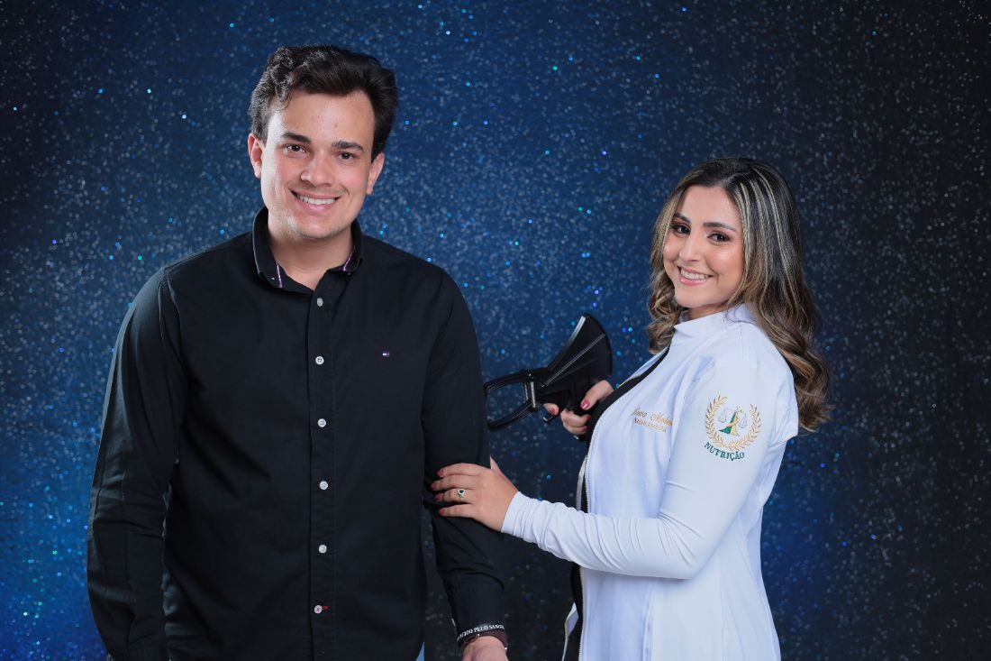 Casal formando com o canudo, em foto de convite